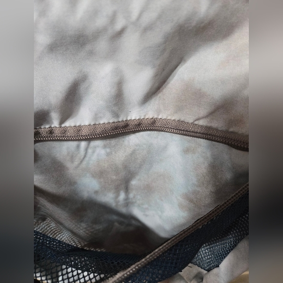Kavu Wave Tie Dye Adult Garibaldi Go Crossbody Zipup Bag - Picture 5 of 11